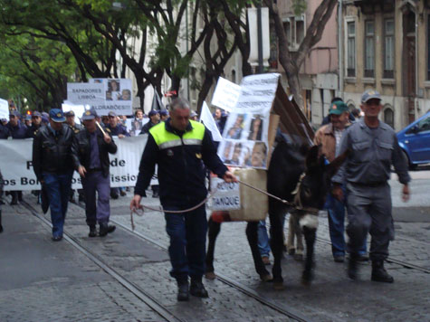 Dois burros e coelhos na manifestação dos bombeiros rumo ao Parlamento